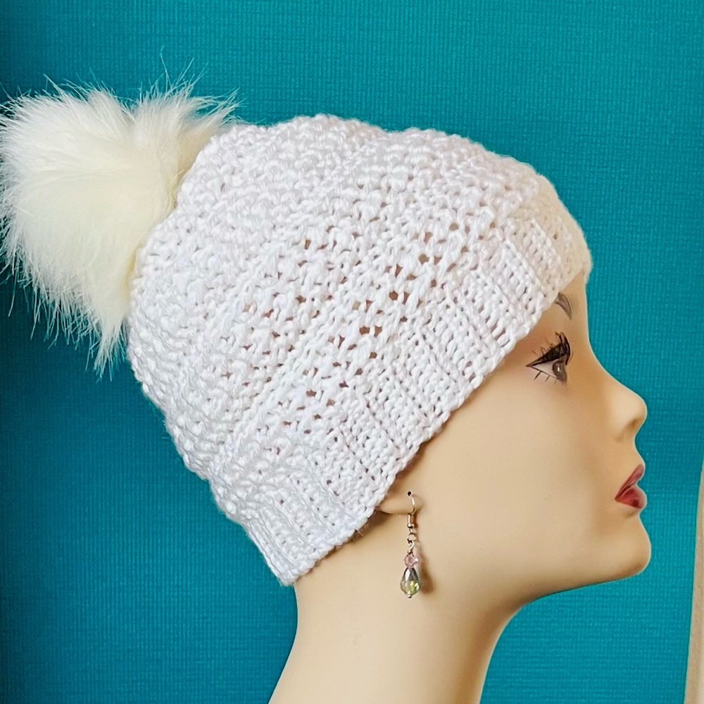 White beanie with faux fur pompom and matching fingerless gloves - Picture 3 of 4